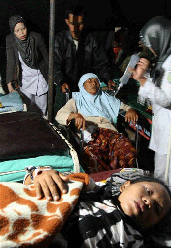 Earthquake survivors receive medical treatment at a hospital in Padang Panjang, West Sumatra, Wednesday, Sept. 30, 2009. The powerful earthquake rocked western Indonesia Wednesday. The U.S. Geological Survey said the quake had a magnitude of 7.6. The quake was along the same fault line that spawned the 2004 Indian Ocean tsunami.