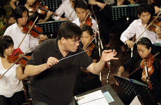 New York Philharmonic new music director Alan Gilbert conducts Master Class during his visit to the Vietnam National Academy of Music in Hanoi, Vietnam, Thursday, Oct. 15, 2009. The New York Philharmonic will makes its debut in Vietnam with concerts at the Hanoi Opera House on Oct. 16 and 17, 2009, as part of Asian Horizon tour consisting of 11 concerts, spanning five Asian countries.