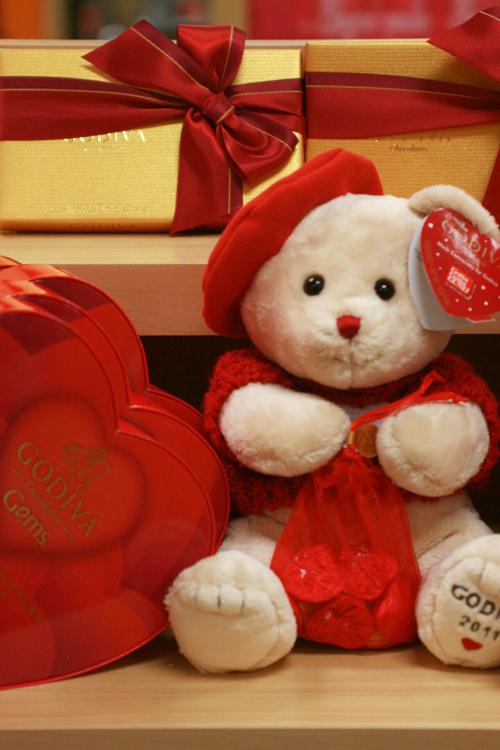 The book store stocks up on teddy bears and chocolates just in time for Valentine’s Day. Valentine’s Day finds lovers at Loyola.
