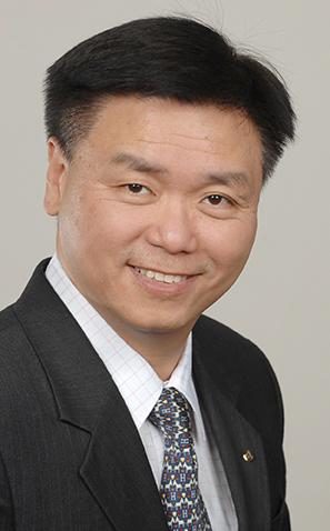 Professor Lee Yao poses for a photo. Yao continued to teach at Loyola throughout his illness until his death.