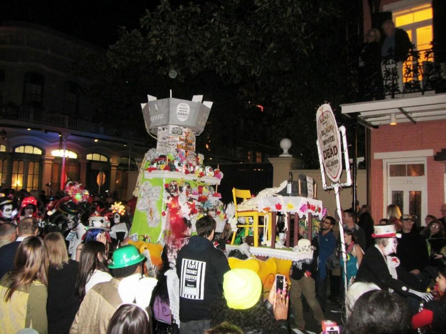 Parade-goers+surround+a+Krewe+du+Vieux+float+which+criticizes+the+newspaper%E2%80%99s+recent+decision+to+publish+thrice+weekly+as+opposed+to+daily.+The+float+refers+to+the+newspaper+as+%E2%80%9CThe+Times+Prickayune%E2%80%9D+while+calling+it+%E2%80%9CBlack+and+White+and+Dead+All+Over.