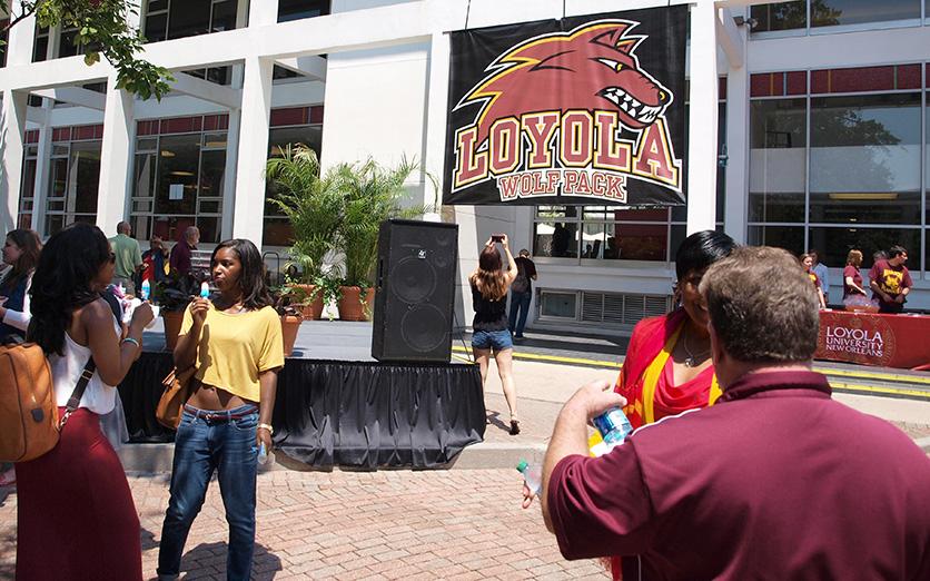 Loyola+students+gather+in+the+Peace+Quad+to+see+the+new+Wolf+Pack+logo.++The+formal+presentation+of+the+logo+took+place+on+Aug.+29.