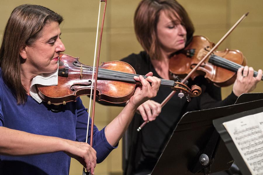 Nadja Salerno-Sonnenberg performs at a concert in Nunemaker Hall. Salerno-Sonnenberg, an internationanally-renowened violinist, has joined Loyola as a resident artist. 