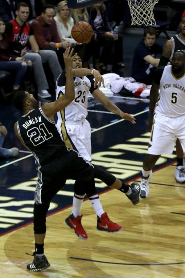 Anthony Davis blocks the shot of Tim Duncan in the second half. Davis scored 17 points in an 86-94 loss.
