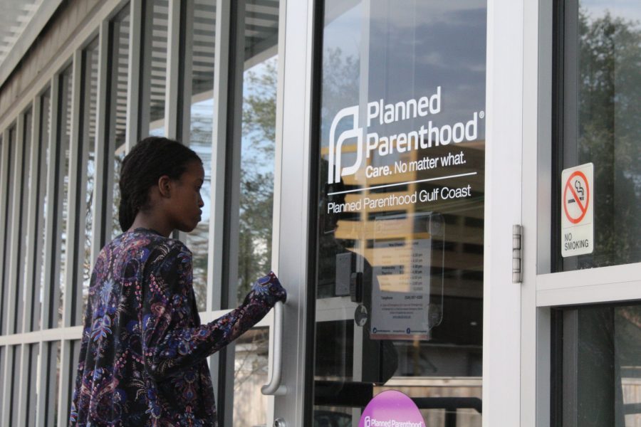 Kyra Woods, physics junior, walks into the the new Planned Parenthood location built in 2016 on 4636 South Claiborne Avenue. Woods said she appreciated the larger space of the site and was glad the organization received a renovation from their previous location in a shotgun double on 4018 Magazine Street. Photo credit: Jamal Melancon