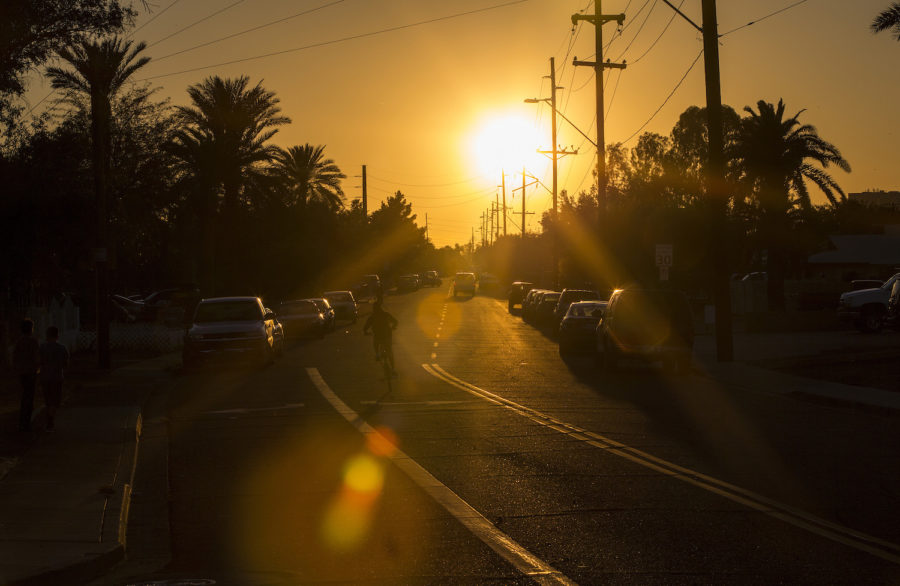 The setting sun beats down on a neighborhood just outside downtown on March 24, 2017 in Phoenix, Ariz. (Gina Ferazzi/Los Angeles Times/TNS)