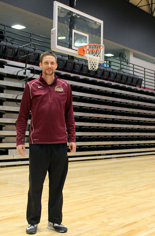 Loyola men’s basketball coach Stacy Hollowell was named a top coach by coachstat.com. Hollowell looks to build off of his national tournament appearance. CRISTIAN ORELLANA/The Maroon. Photo credit: Cristian Orellana