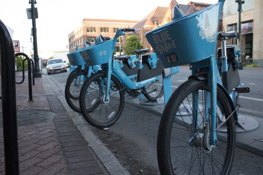 Blue Bikes sit outside the Contemporary Arts Center on Camp Street on April 11th. CHRISTEN ORELLANA/The Maroon. Photo credit: Cristian Orellana