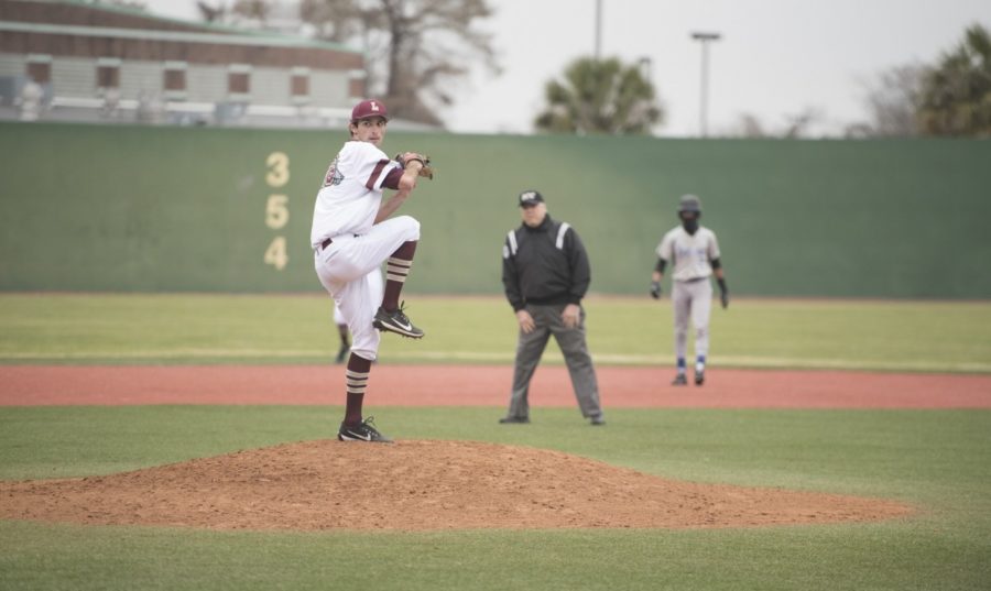 Lawrence+Frishberg+%2826%29%2C+marketing+freshman%2C+on+the+mound+at+Segnette+Field+versus+Middle+Georgia+State+University+March+30%2C+2018.+The+baseball+team+dropped+all+three+games+versus+the+Middle+Georgia+Knights.+Photo+credit%3A+Loyola+University+Athletics