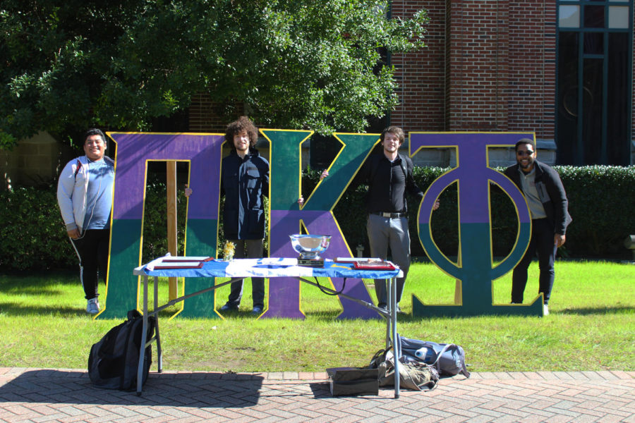 Joseph+Sabados%2C+Spencer+Stingley%2C+Hunter+Cobb%2C+Isaiah+Jones+%28from+left+to+right%29%2C+brothers+of+Pi+Kappa+Phi%2C+are+tabling+during+recruitment+week.+Photo+credit%3A+Cristian+Orellana