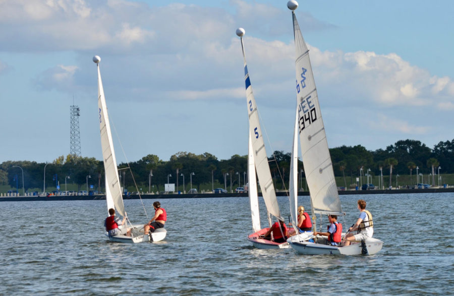 Loyola%E2%80%99s+sailing+club+practices+on+the+waters+of+Lake+Pontchartrain%2C+an+almost+20-minute+drive+away+from+campus.+The+sailing+team+offers+students+a+chance+to+compete+in+regattas+across+the+nation.+Photo+by+Sofia+Giordano.