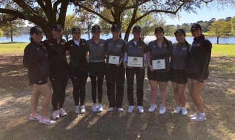 The 2019 Loyola women's golf team poses for a photo after their win at the Wolf Pack Invitational. Both teams featured individual winners at the tournament. Photo credit: Loyola New Orleans Athletics