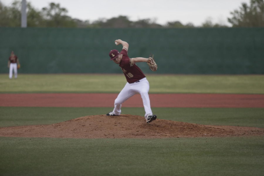 Psychology+sophomore+Brenden+Taravella+%2810%29+throws+a+pitch+from+the+mound+at+Segnette+Field.+Loyola+lost+their+final+series+of+the+regular+season+to+William+Carey.+Photo+credit%3A+Andres+Fuentes