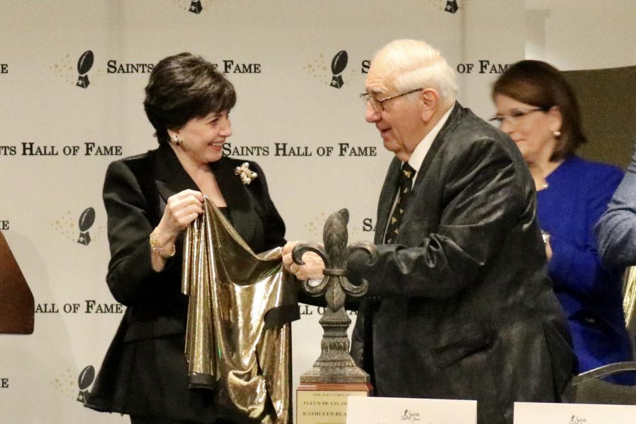 New Orleans Saints owner Gayle Benson unveils the Joe Gemelli “Fleur de Lis” award in front of Kathleen Blancos family. The former Louisiana governor died on Aug. 18 before she could receive the award at the formal ceremony on Oct. 26, 2019.