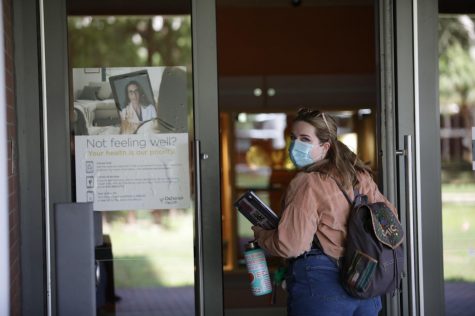 Loyola freshman Myranda Cook walks to her first in-person class in Monroe Hall on Sept. 3. Photo credit: Peter Buffo
