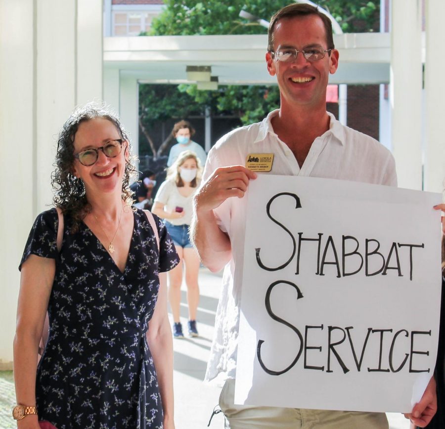 Professor+Naomi+Yavneh+and+Kenneth+Webber%2C+associate+director+of+ministry%2C+meet+and+walk+new+students+to+the+Tulane+Hillel+on+August+20%2C+2021.+Yavneh+regularly+serves+as+a+greeter+at+her+temple%2C+Touro.