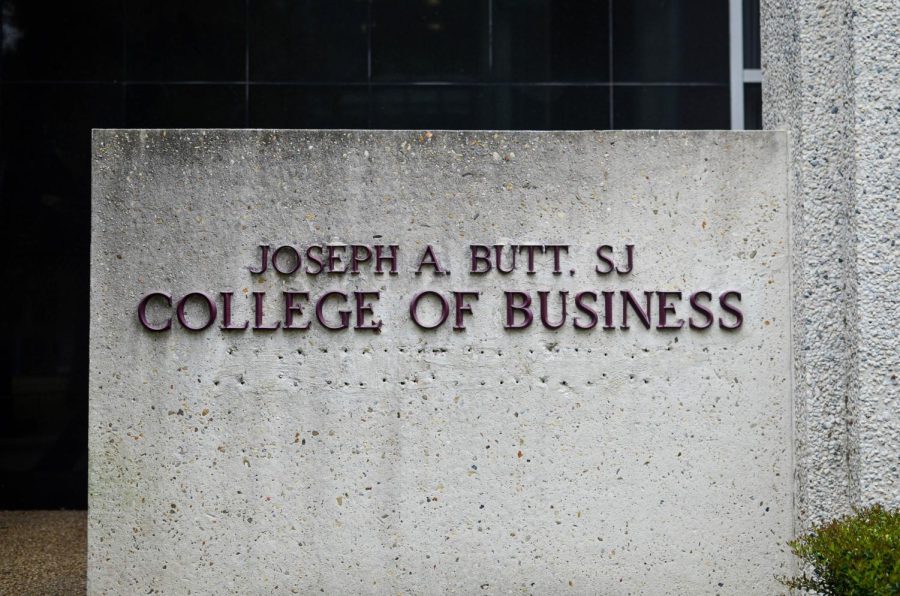 The+College+of+Business+sign+on+March+24%2C+2022.+The+College+of+Business+recently+reduced+the+credit+requirements+for+their+MBA+program+from+40+to+36+credit+hours.+
