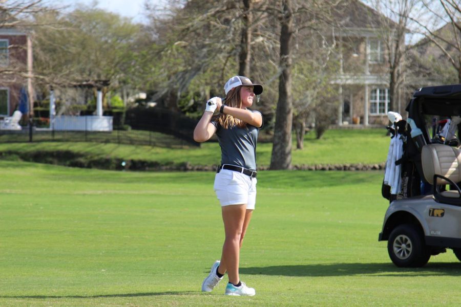 Senior+Emma+Smithers+watches+her+shot+at+the+Wolf+Pack+Invitational+on+March+6%2C+2023.+Smithers+would+finish+third+at+the+SSAC+Championships%2C+her+eighth+top+five+finish+of+her+career.