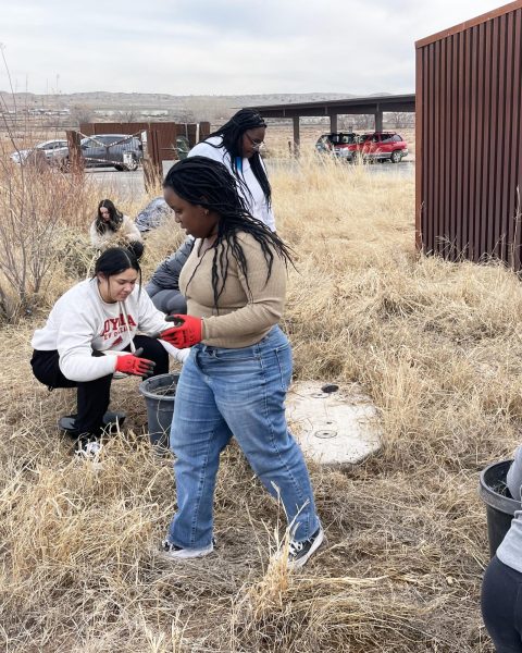 Ignacio Volunteers cleaning trash in New Mexico during their transformative immersion experience volunteer trip. December, 2023. Courtesy of Loyolas JSRI