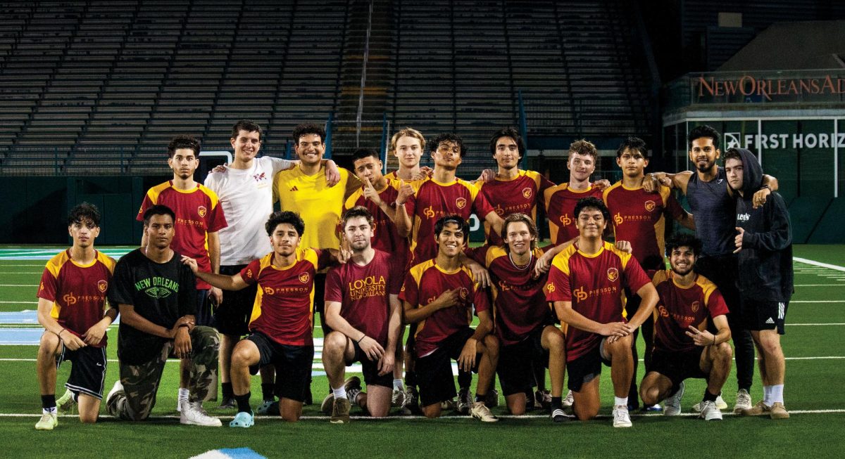 Loyola fútbol club poses for a picture after a  game.