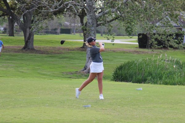 Catherine Singletary watches her shot in the distance at the Wolf Pack Spring Invite
in New Orleans, La. on March 6,2023. Courtesy of Wolf Pack Athletics.