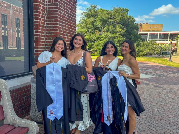 Kiarelis Martinez, Isabel Comas, Daniela Torres, and Kala Emanuelli head to take their senior photos. Seniors have started to make plans for after graduation, branching off from Loyola to pursue their different fields.